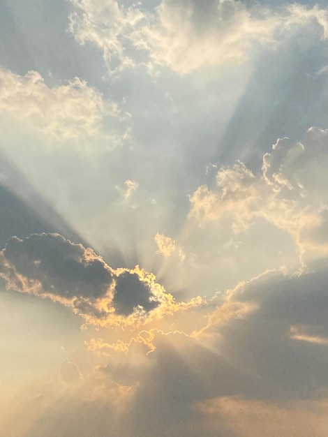 Ciel coucher de soleil et fond de cloudscape sombre