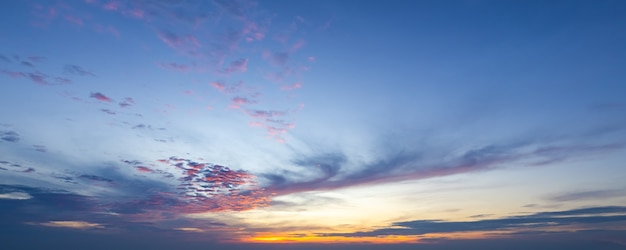 Ciel coucher de soleil et fond de nuages, vue panoramique