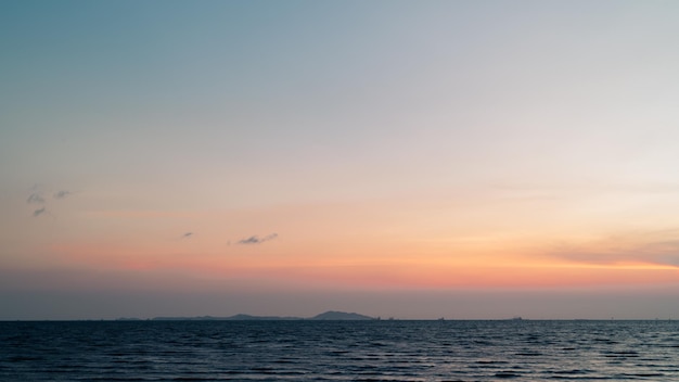 Ciel coucher de soleil avec fond de nuages