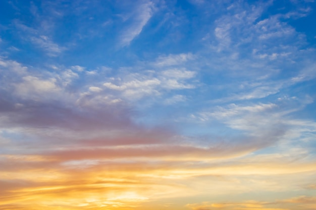 Ciel coucher de soleil majestueux le matin