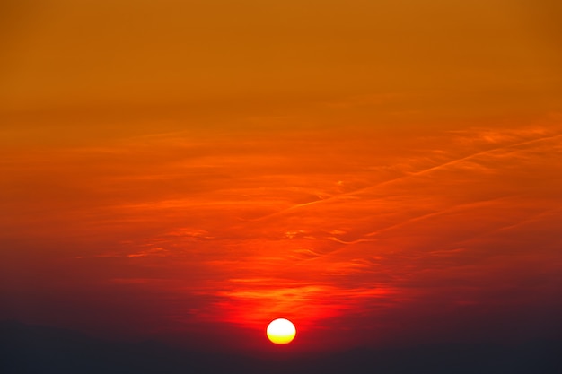 Ciel coucher de soleil majestueux sur le paysage des montagnes