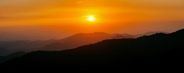 Ciel coucher de soleil majestueux sur le paysage de montagnes