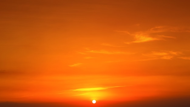 Ciel coucher de soleil majestueux sur le paysage de montagnes