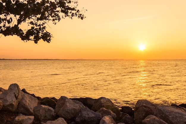 ciel coucher de soleil sur la mer dans la soirée