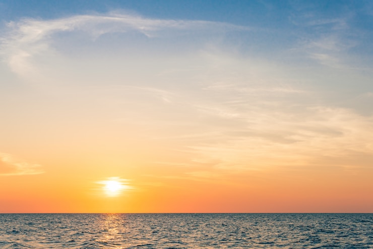 Photo ciel coucher de soleil sur la mer le soir au crépuscule