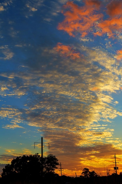 Ciel coucher de soleil avec des nuages dramatiques, nuages de ciel coucher de soleil d'été