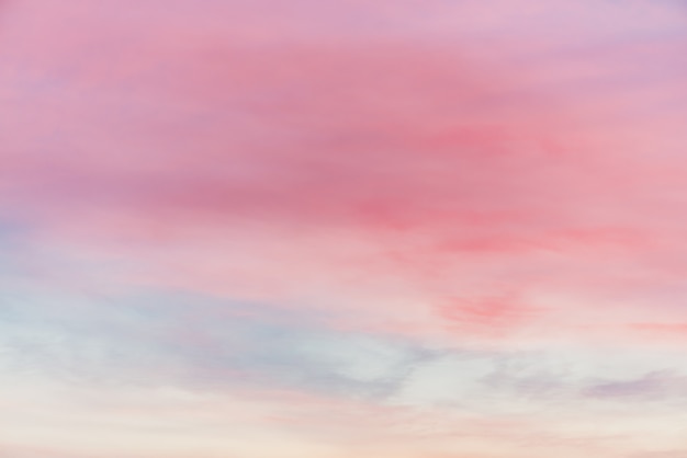 Ciel coucher de soleil avec des nuages légers multicolores.