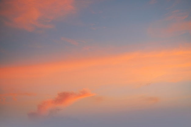 Ciel coucher de soleil avec des nuages d&#39;or