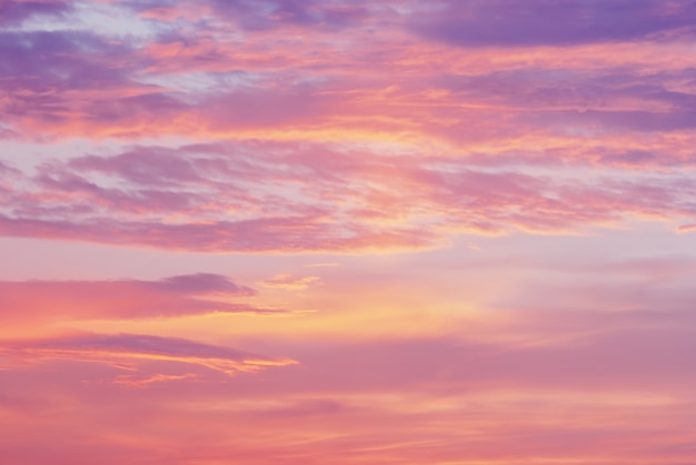Ciel coucher de soleil avec des nuages orange violet rose