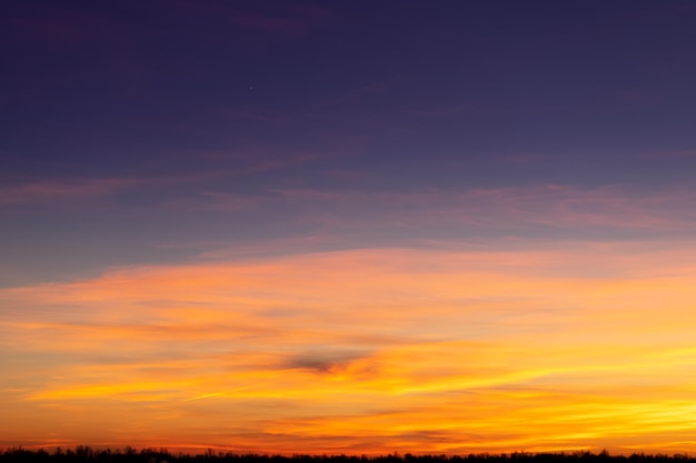 Ciel coucher de soleil avec des nuages roses et gris