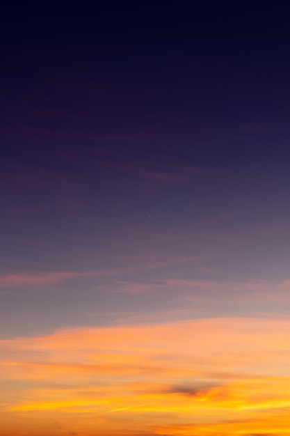 Ciel coucher de soleil avec des nuages roses et gris