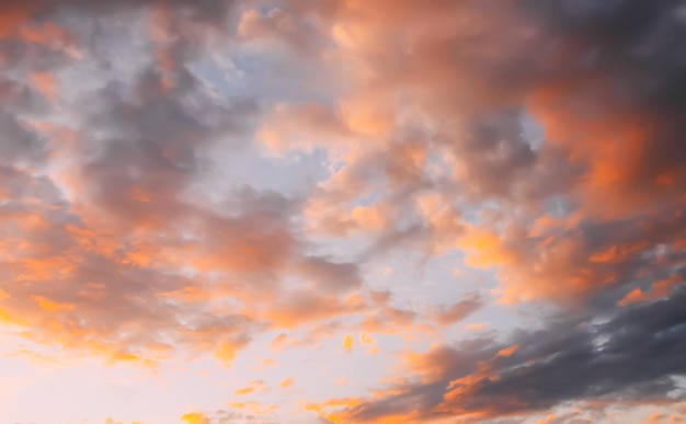 Ciel coucher de soleil avec des nuages spectaculaire paysage de soirée d'été