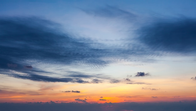 Ciel coucher de soleil avec des nuages spectaculaires