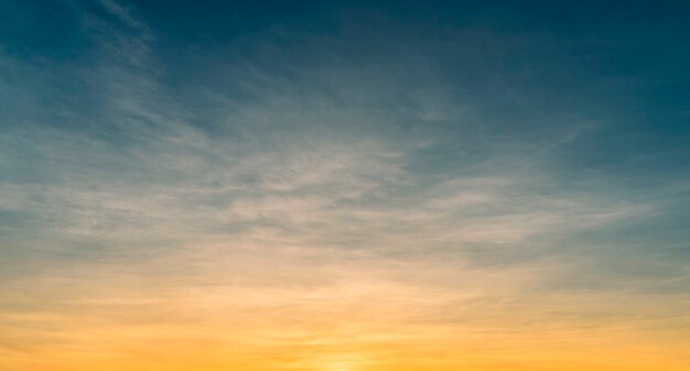 Ciel coucher de soleil avec des nuages