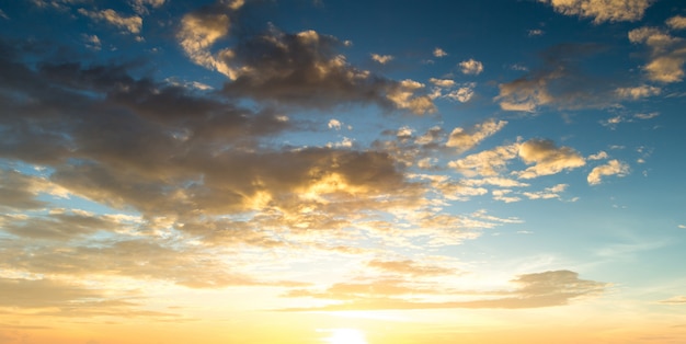 ciel coucher de soleil avec des nuages