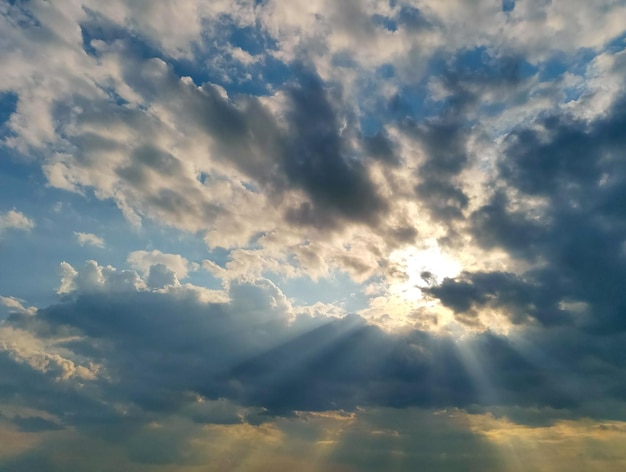 Ciel coucher de soleil orageux spectaculaire avec des rayons de soleil traversant des nuages sombres