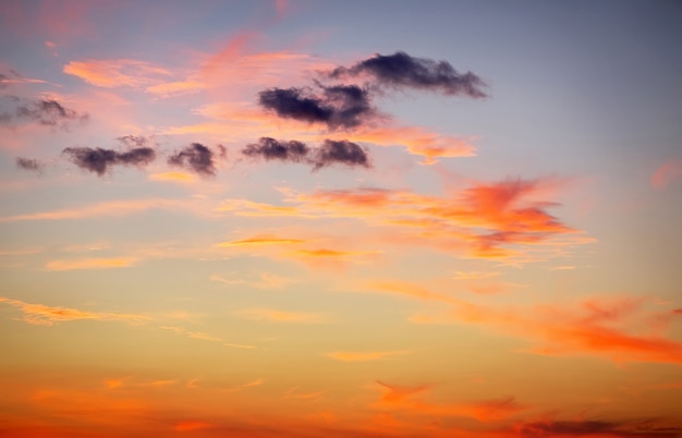 Ciel coucher de soleil orange ardent. Beau ciel.