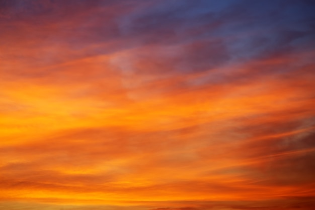 Ciel coucher de soleil orange ardent. Beau ciel.