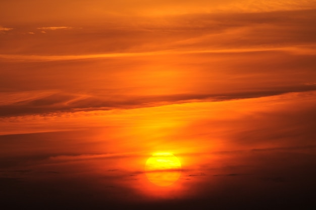 Ciel coucher de soleil orange ardent. Beau ciel.