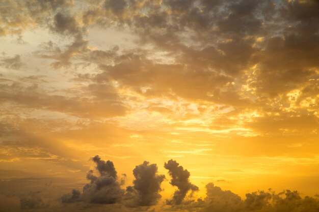 ciel coucher de soleil orange. Beau ciel.