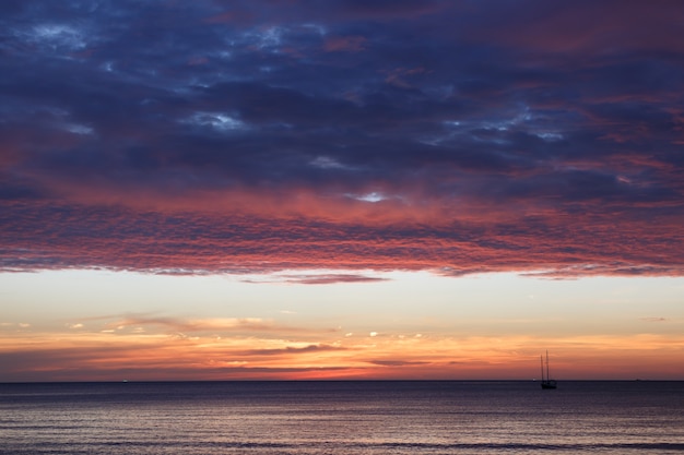 Ciel coucher de soleil orange avec des nuages. Beau ciel.