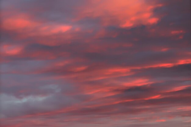 Ciel coucher de soleil orange rose coloré avec des nuages épais