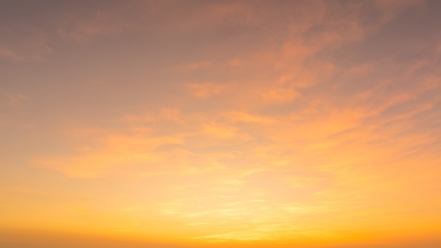 Photo ciel coucher de soleil orange vif. beau ciel.