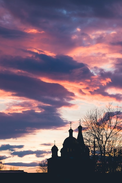 Ciel coucher de soleil et silhouette de l'église