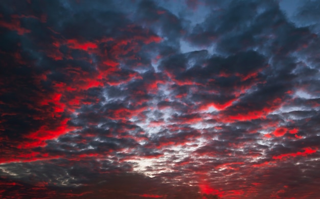 Ciel coucher de soleil le soir avec la lumière du soleil orange colorée. Beau fond de nature majestueuse