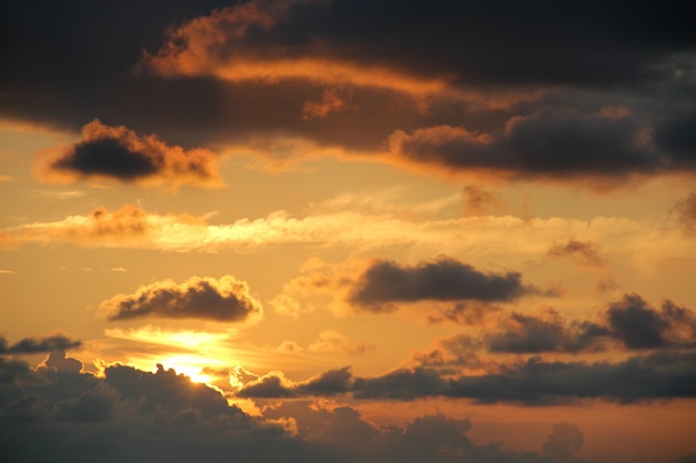 Ciel coucher de soleil sous la mer