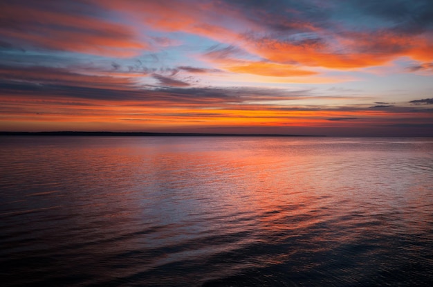 Ciel coucher de soleil spectaculaire avec des nuages Coucher de soleil à couper le souffle sur la mer