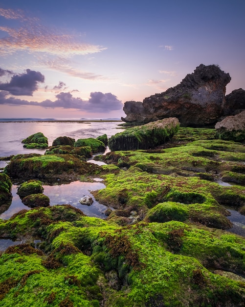 Ciel coucher de soleil spectaculaire à la plage de ngrumput, Yogyakarta, Indonésie. HDR traité