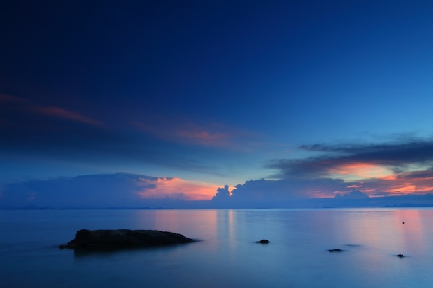 Ciel coucher de soleil tropical spectaculaire panoramique et mer au crépuscule