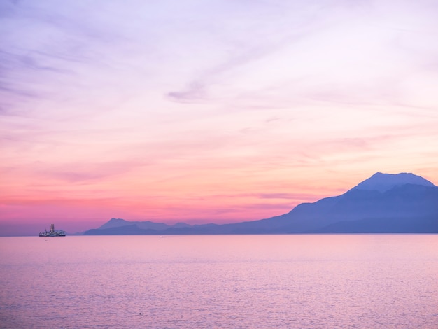 Ciel coucher de soleil violet sur la mer bleue