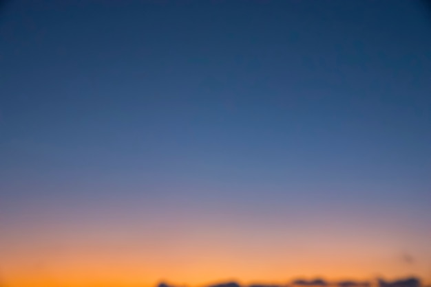 Ciel de couleur avec des nuages, arrière-plan