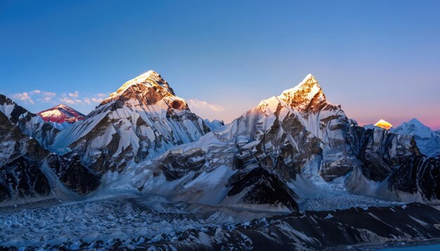 Ciel crépusculaire sur le mont Everest Nuptse Lhotse et Makalu