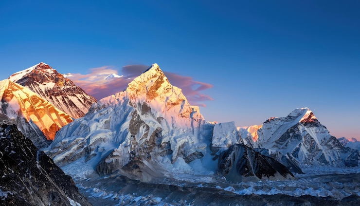 Photo ciel crépusculaire sur le mont everest nuptse lhotse et makalu