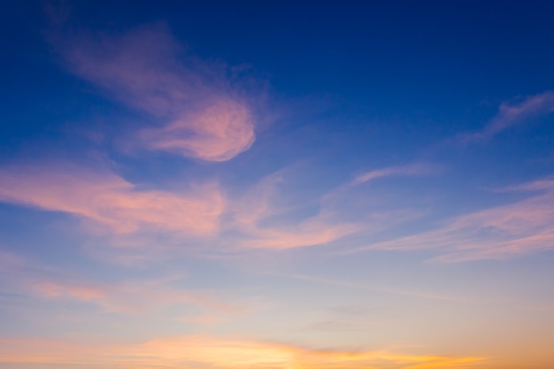 Ciel crépusculaire le soir au crépuscule avec majestueux soleil.