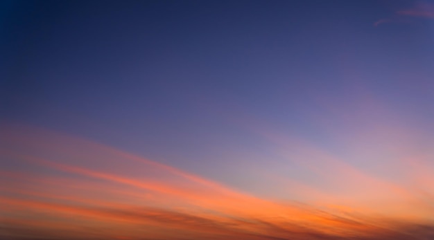 Ciel crépusculaire le soir avec la lumière du soleil colorée sur fond de ciel bleu foncé au crépuscule