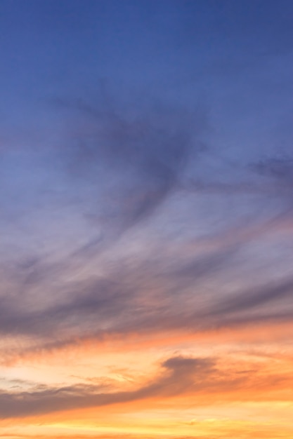 Ciel crépusculaire vertical le soir