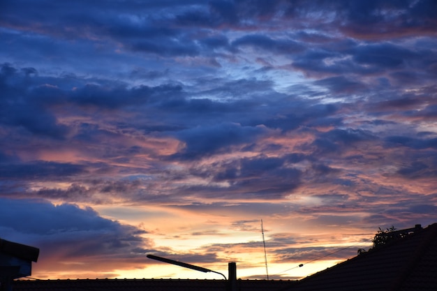 Ciel crépuscule jaune et bleu sur Eveing