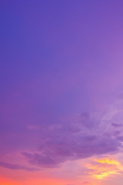 Ciel de crépuscule majestueux dans la soirée verticale