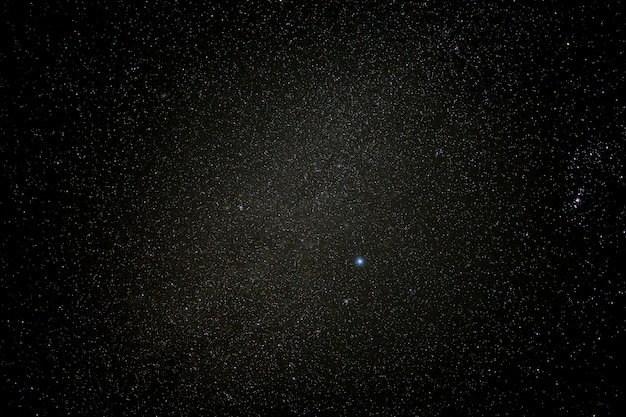 Ciel dégagé dans la nuit étoilée. un peu style vignette.