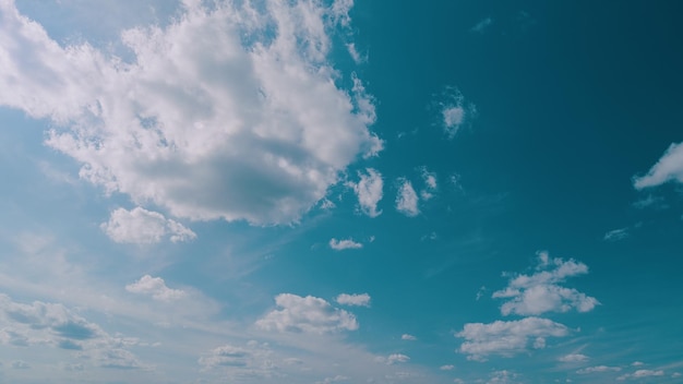 Photo ciel avec différents types de nuages dans les couches ciel avec de beaux nuages soyeux gonflés moelleux sur