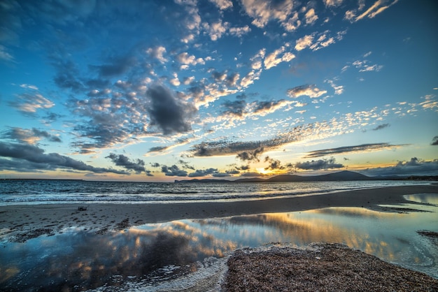 Ciel dramatique sur Alghero au coucher du soleil Sardaigne