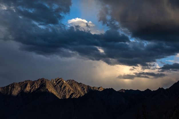 Photo ciel dramatique au coucher du soleil dans les montagnes du karakorum.