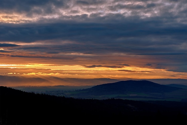 Ciel dramatique au coucher du soleil sur la forme des montagnes