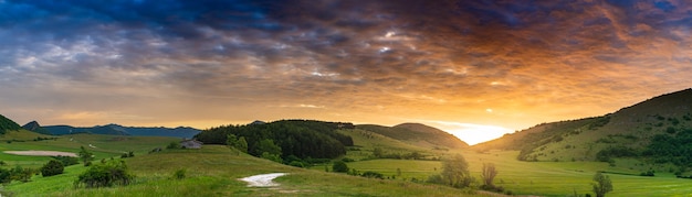 Ciel dramatique au coucher du soleil sur les hautes terres de Montelago, Marches, Italie