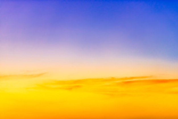 Ciel dramatique coloré de coucher du soleil avec des nuages de coucher du soleil