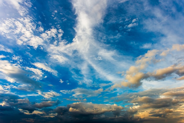 Ciel dramatique coloré avec nuage au coucher du soleil